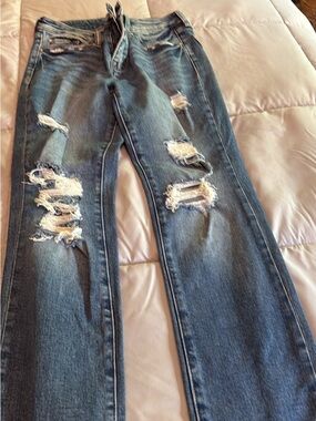 Women’s Straight-Leg Distressed Jeans in Medium Blue